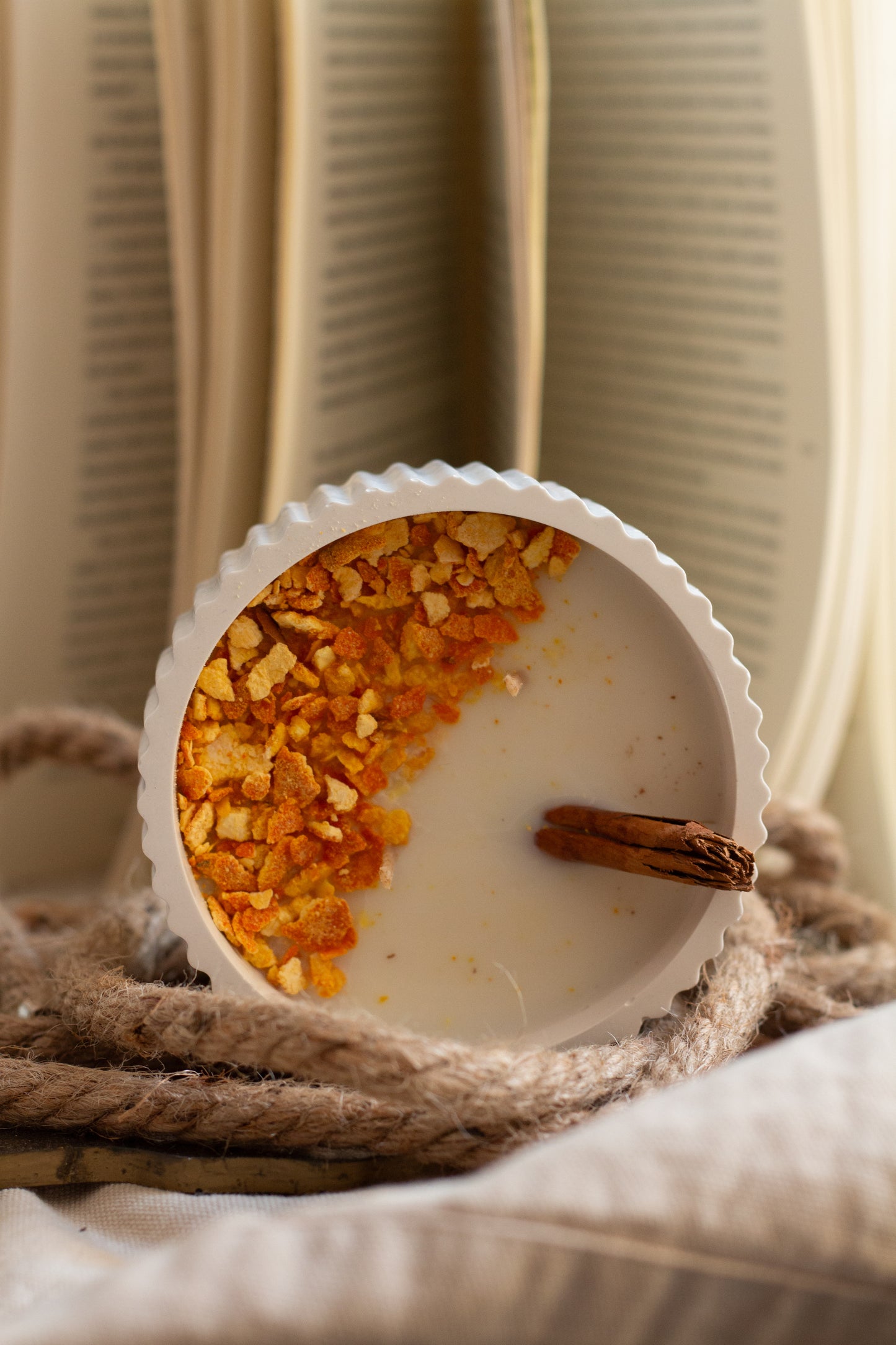 Vela Aromática de Soja – Canela & Naranja en Cuenco Plata
