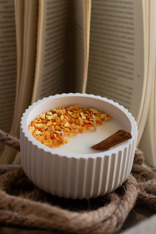Vela Aromática de Soja – Canela & Naranja en Cuenco Plata