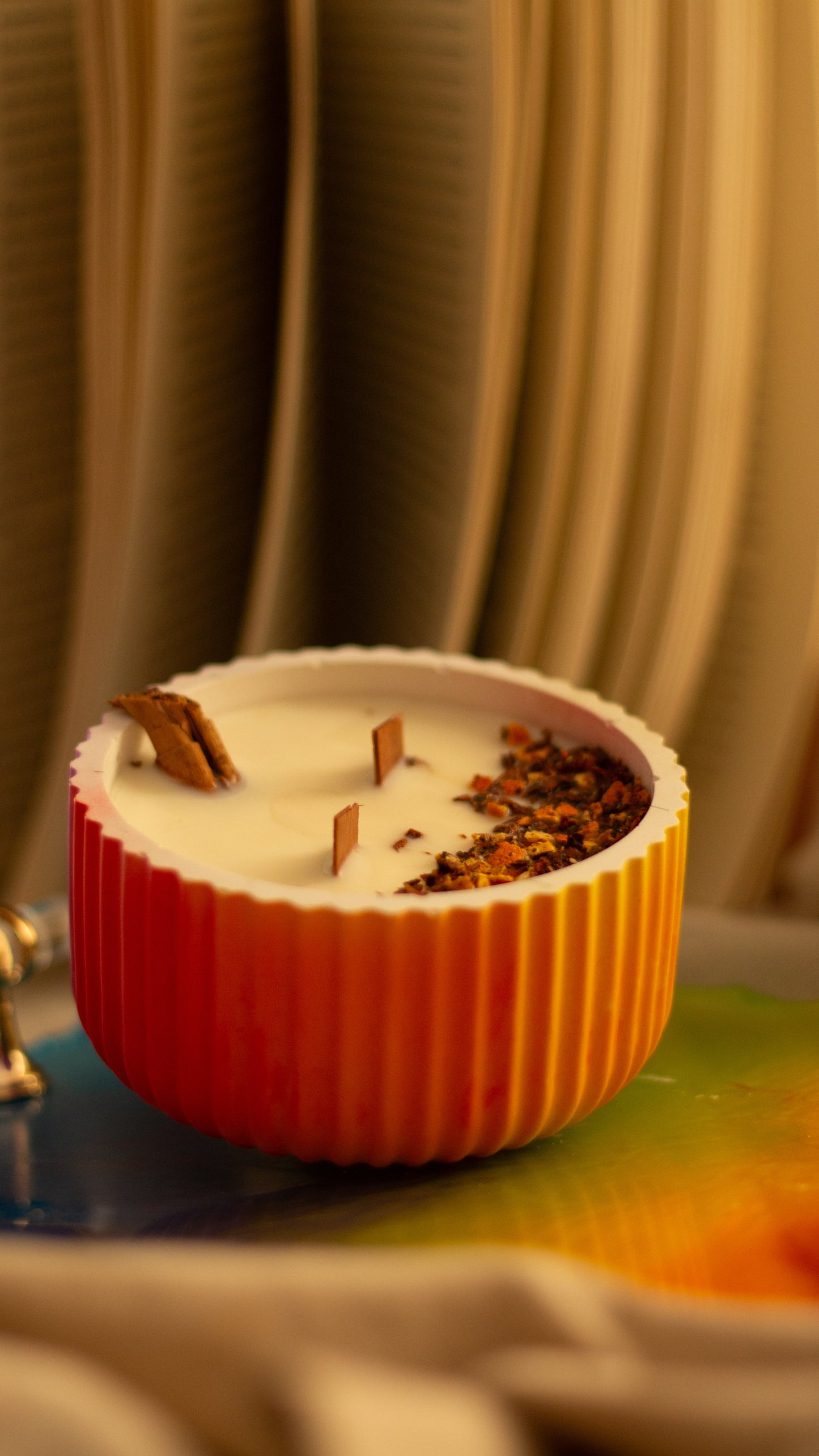 Vela Aromática de Soja - Canela & Naranja en color liberta 🏳️‍🌈