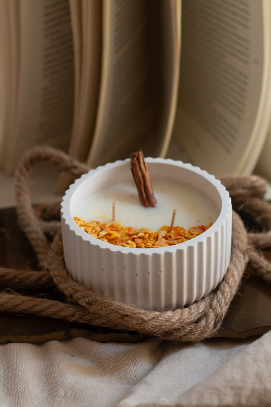 Vela Aromática de Soja – Canela & Naranja en Cuenco Plata